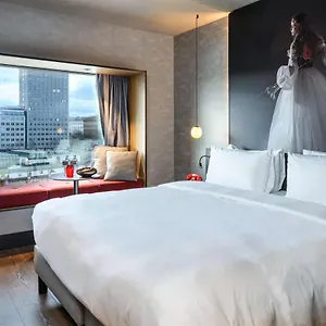 ホテル Radisson Red Hotel,